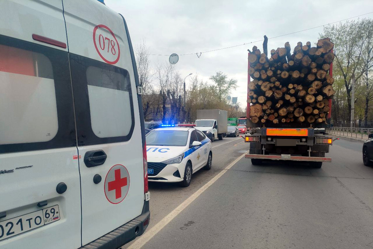 В Твери лесовоз сбил 9-летнего мальчика, переходившего дорогу | Твериград