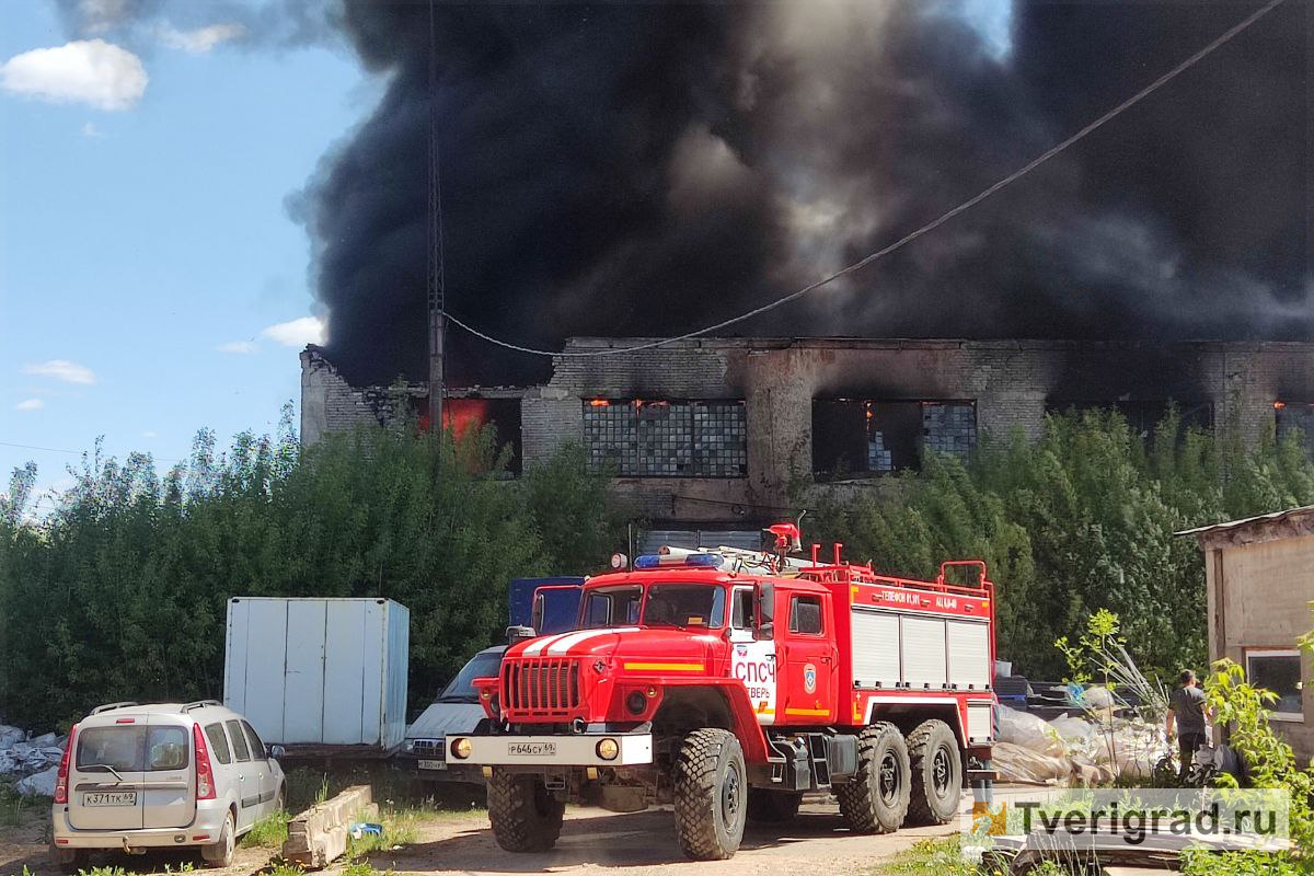 В Твери на улице Спартака бушует крупный пожар | Твериград