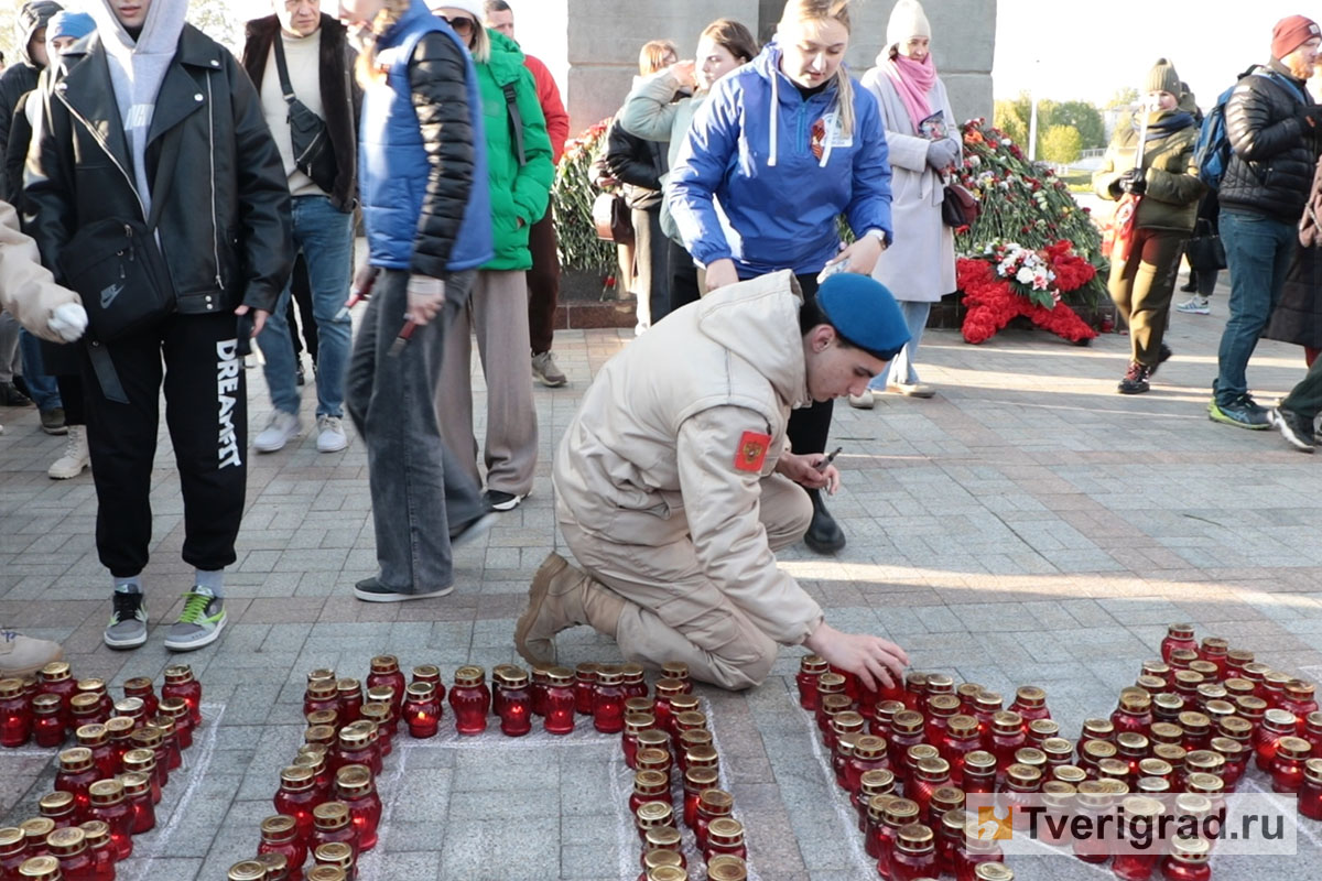 Молодёжь помнит: у обелиска Победы в Твери прошла патриотическая акция |  Твериград