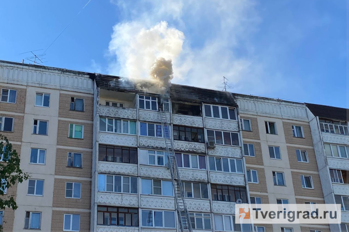 В Твери загорелся балкон десятиэтажного дома | Твериград