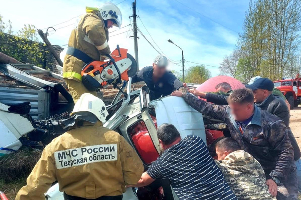 В результате ДТП в Тверской области водитель и пассажир оказались зажаты в  грузовике | Твериград