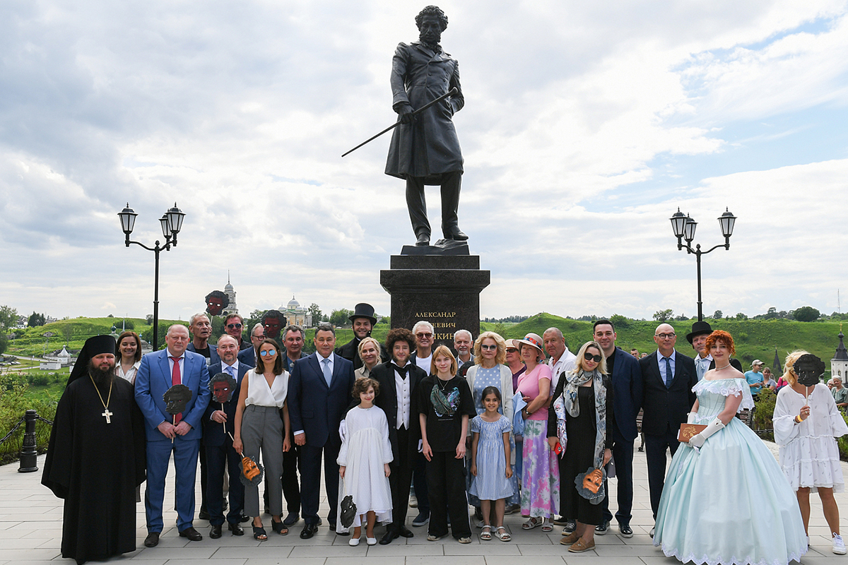 Через 150 лет после Опекушина: в близкой для Пушкина Старице открыли  памятник поэту | Твериград