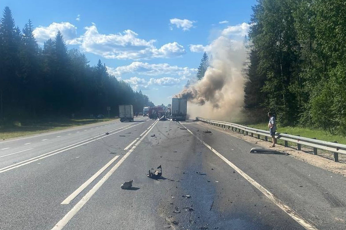 Машина загорелась после ДТП на трассе М-10 в Тверской области, есть  погибшие | Твериград