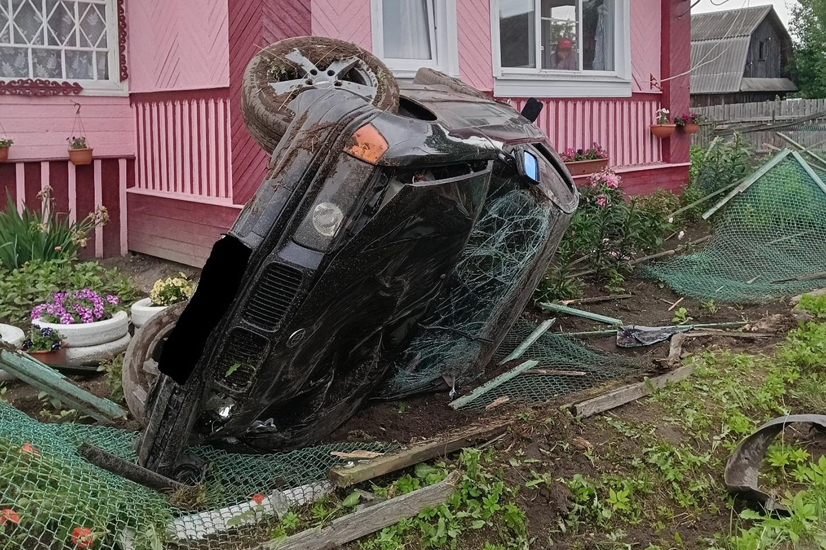 BMW перевернулась и снесла забор у частного дома в Тверской области |  Твериград