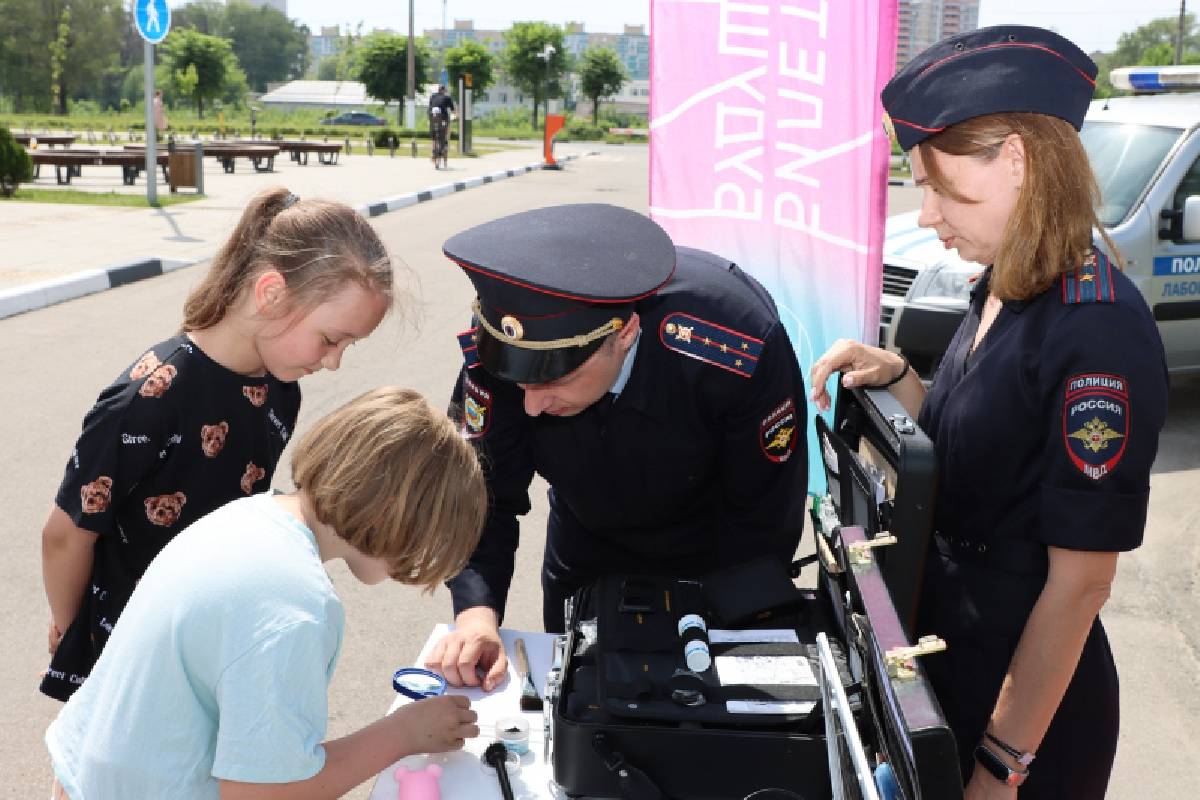 В Твери полицейские показали детям, как составляют фоторобот и снимают  отпечатки | Твериград