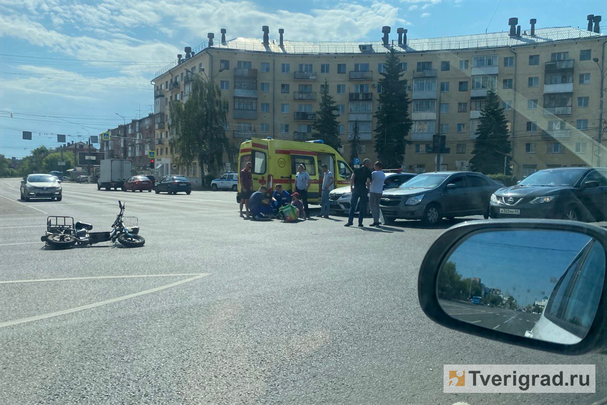 На площади Капошвара в Твери сбили курьера на электросамокате | Твериград