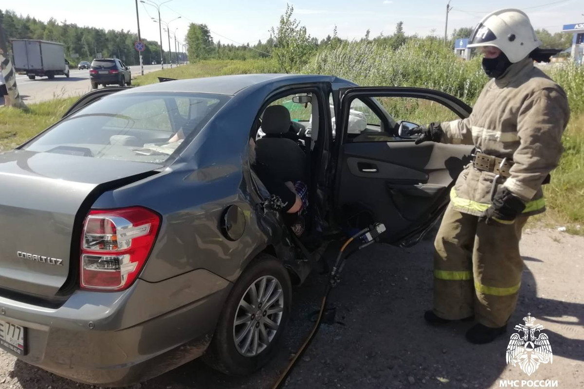 В Тверской области спасатели деблокировали пострадавшую в ДТП женщину |  Твериград