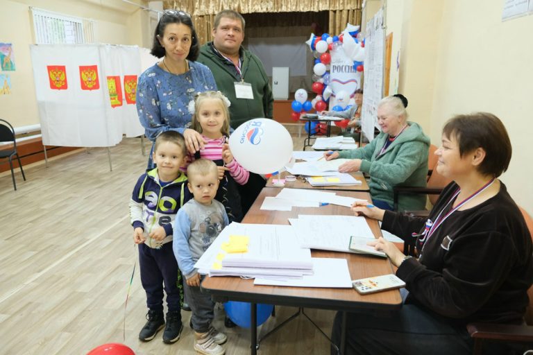 Многодетные семьи спешат на выборы в Тверской области