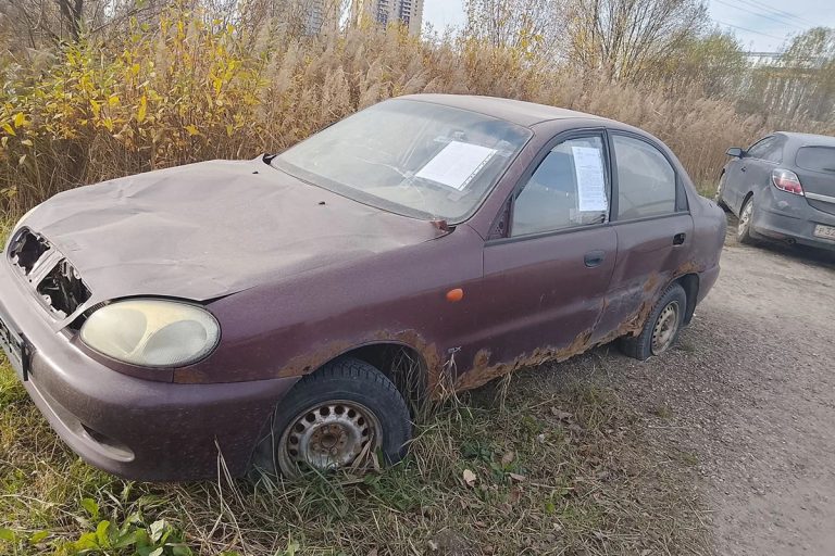 Брошенный автомобиль